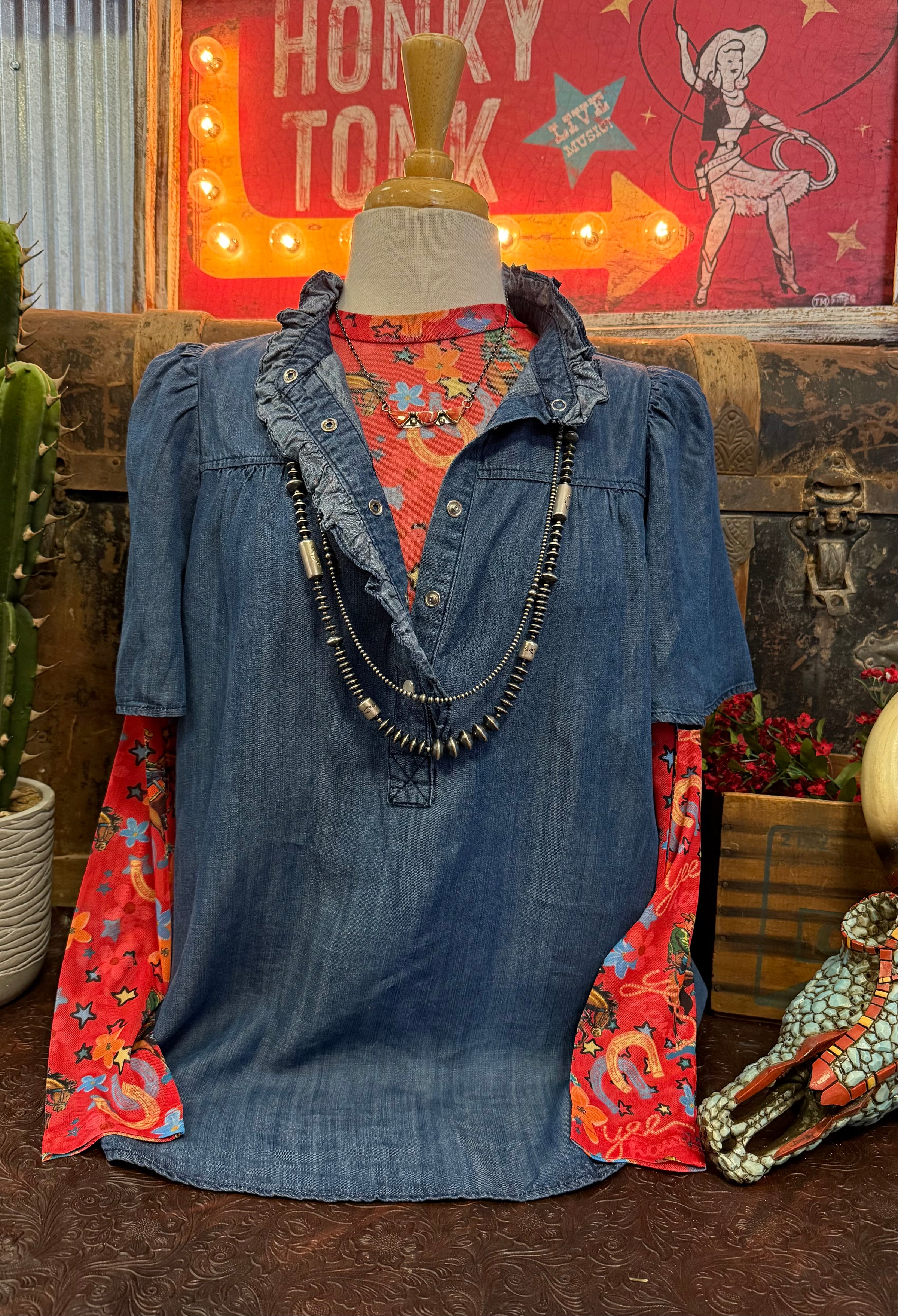TH Red Horseshoe Floral Mesh