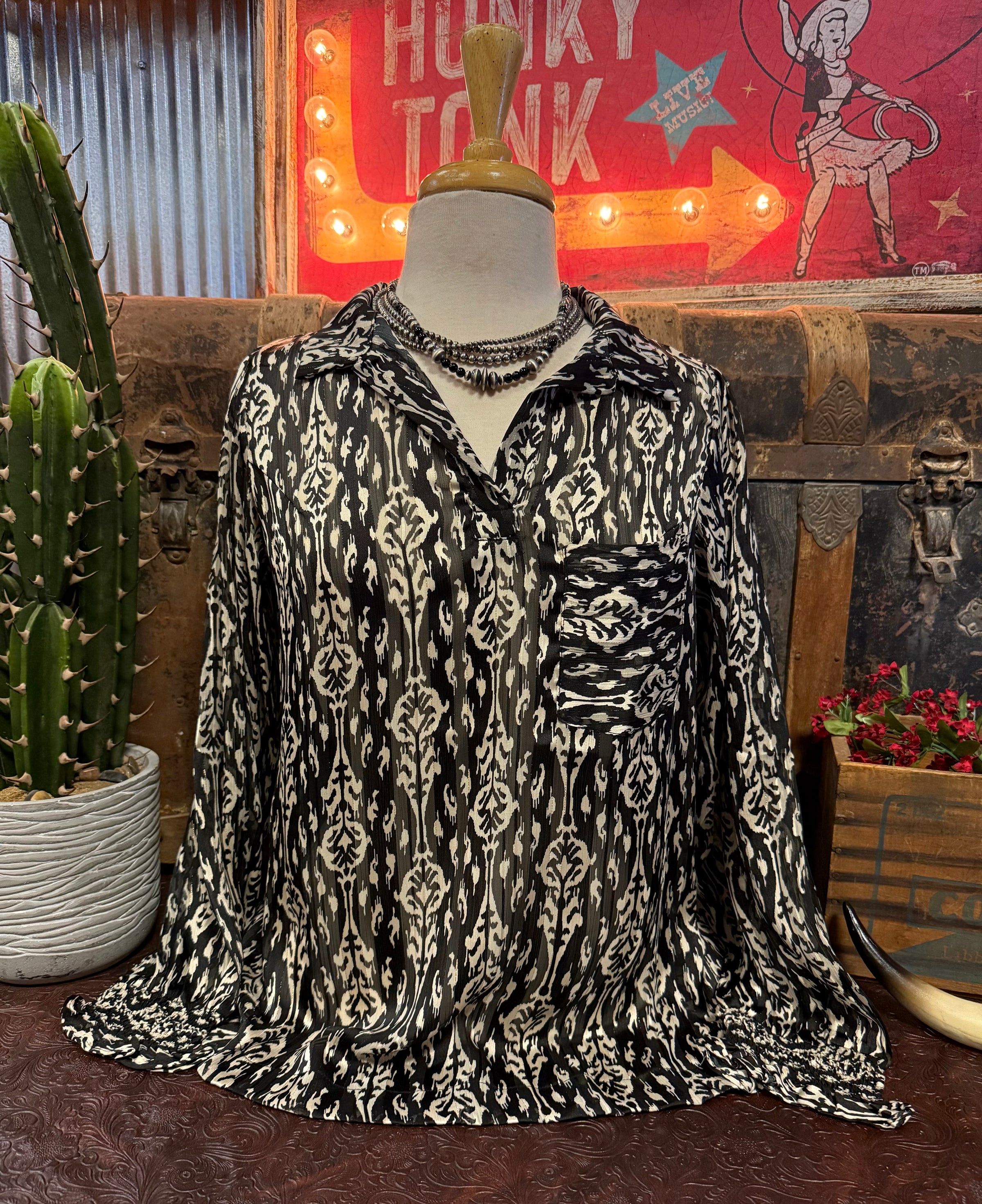 UM Black White Vneck