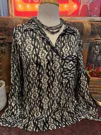 UM Black White Vneck